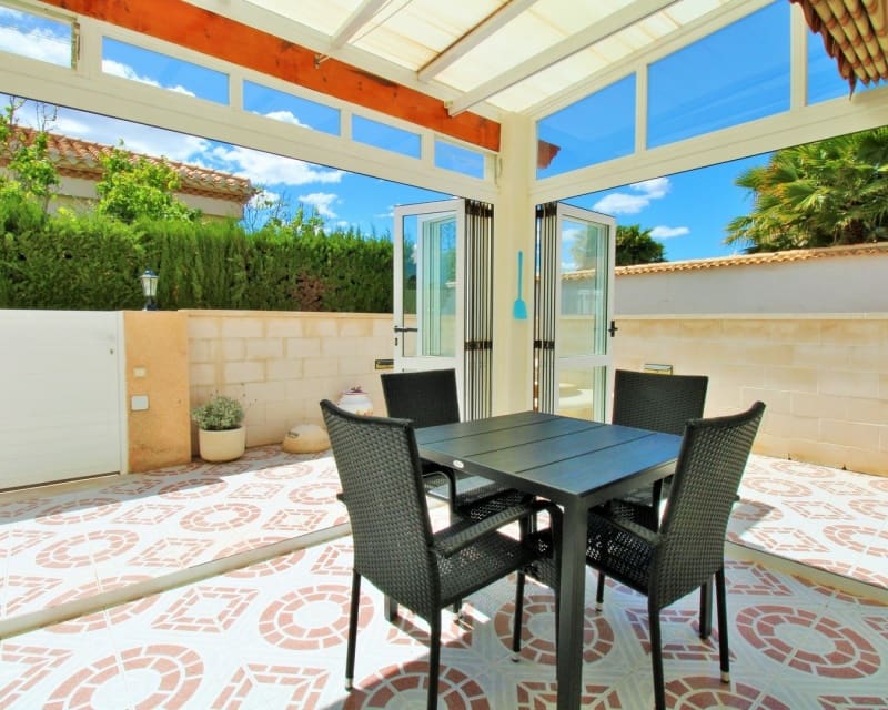 Chalet de 3 habitaciones en Playa Flamenca en venta con piscina - 249.950 € (Ref: 9806937)