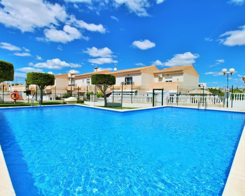 Chalet de 3 habitaciones en Playa Flamenca en venta con piscina - 249.950 € (Ref: 9806937)