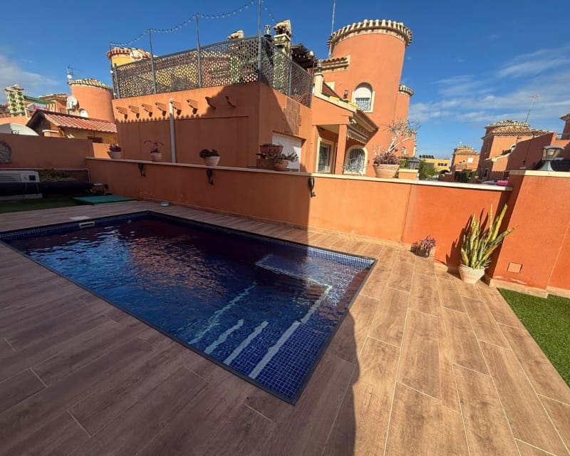 3 soveværelse Villa til salg i Playa Flamenca med swimmingpool - € 269.950 (Ref: 9827474)