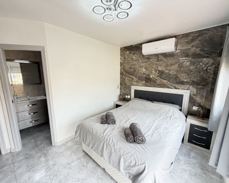 4 quarto Moradia para venda em Villamartin com piscina - 385 000 € (Ref: 9827744)
