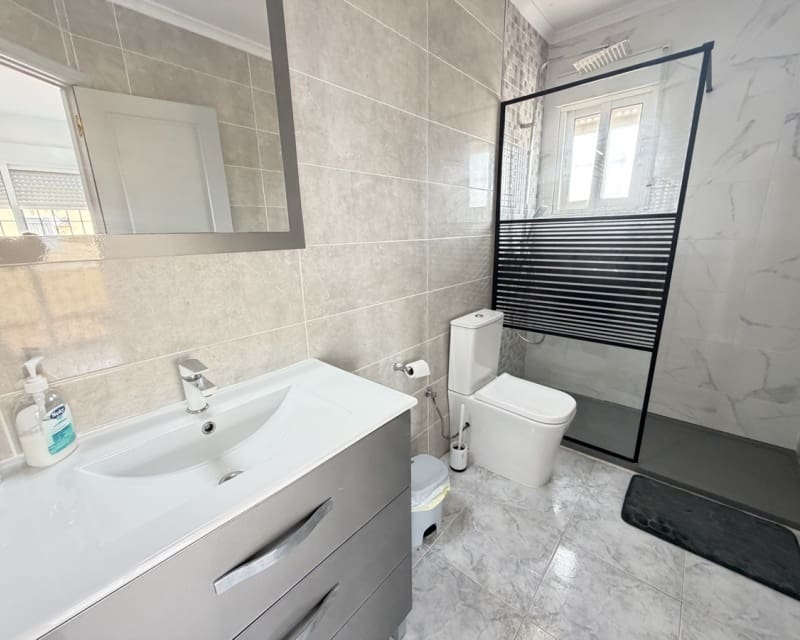 4 quarto Moradia para venda em Villamartin com piscina - 385 000 € (Ref: 9827744)