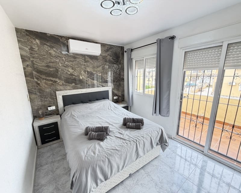 4 quarto Moradia para venda em Villamartin com piscina - 385 000 € (Ref: 9827744)