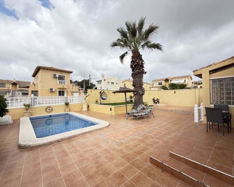 4 quarto Moradia para venda em Villamartin com piscina - 385 000 € (Ref: 9827744)