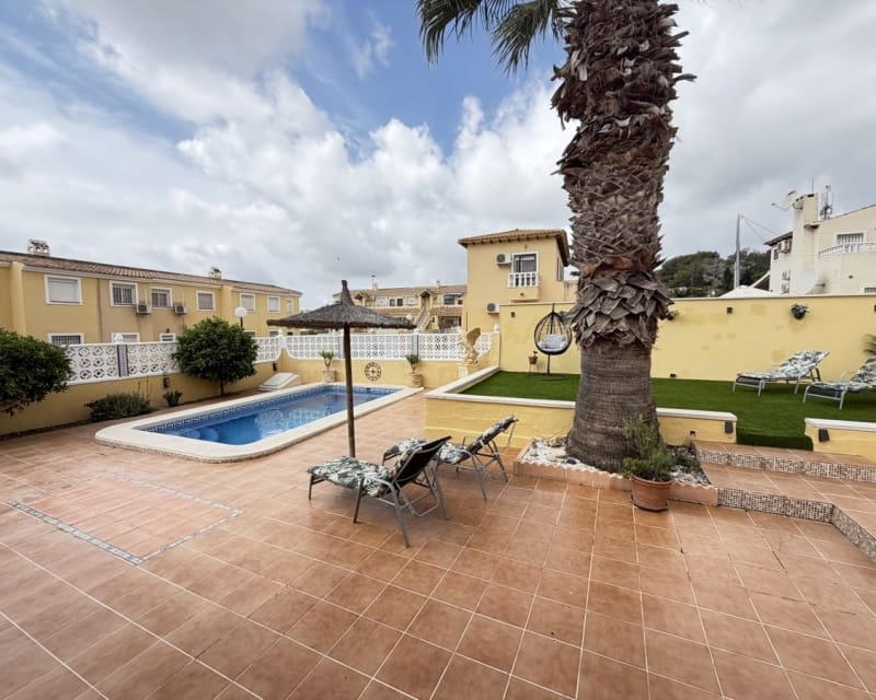4 quarto Moradia para venda em Villamartin com piscina - 385 000 € (Ref: 9827744)