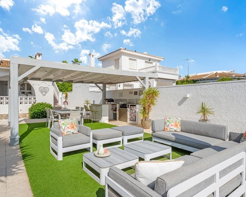 3 bedroom Villa for sale in Pueblo Bravo with pool - € 440,000 (Ref: 9827763)