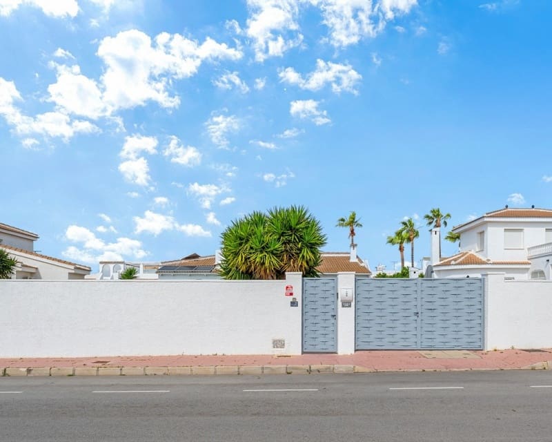 3 bedroom Villa for sale in Pueblo Bravo with pool - € 440,000 (Ref: 9827763)