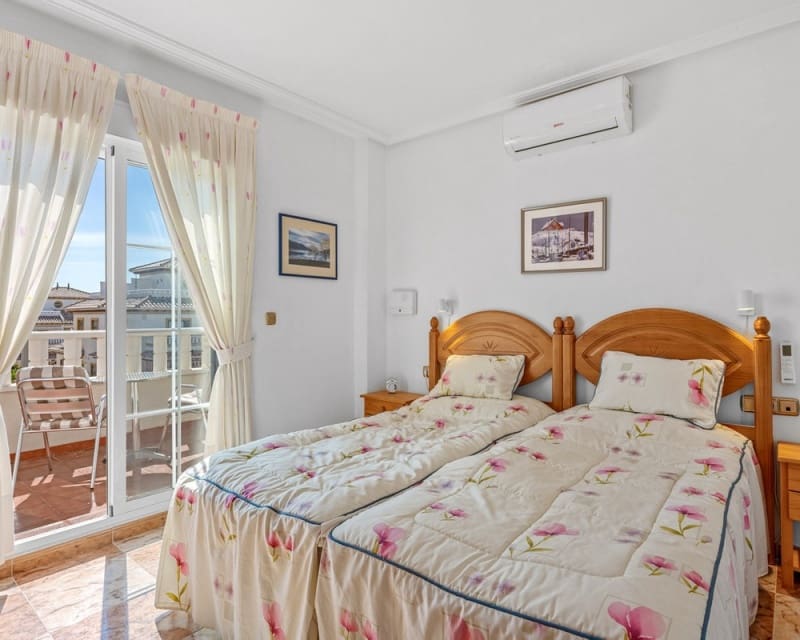 2 bedroom Villa for sale in Cabo Roig with pool - € 219,000 (Ref: 9856252)