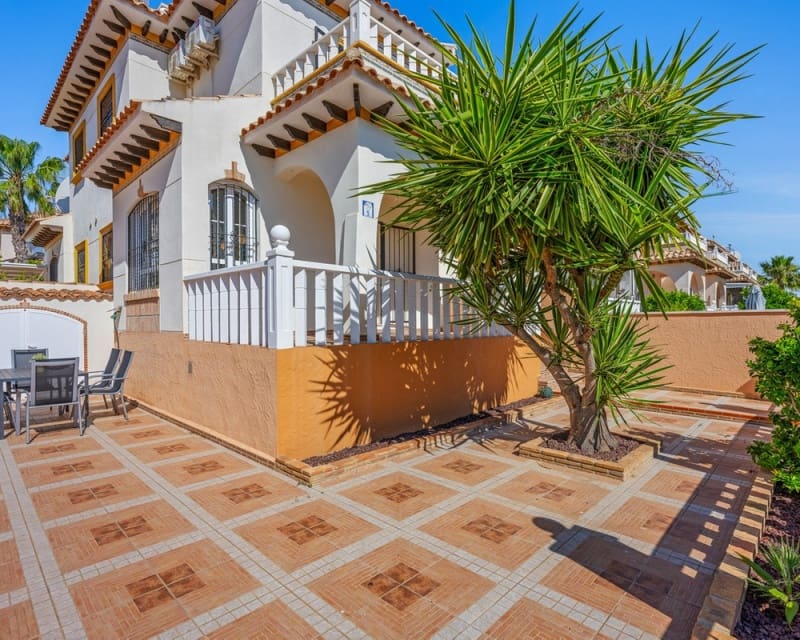 2 bedroom Villa for sale in Cabo Roig with pool - € 219,000 (Ref: 9856252)