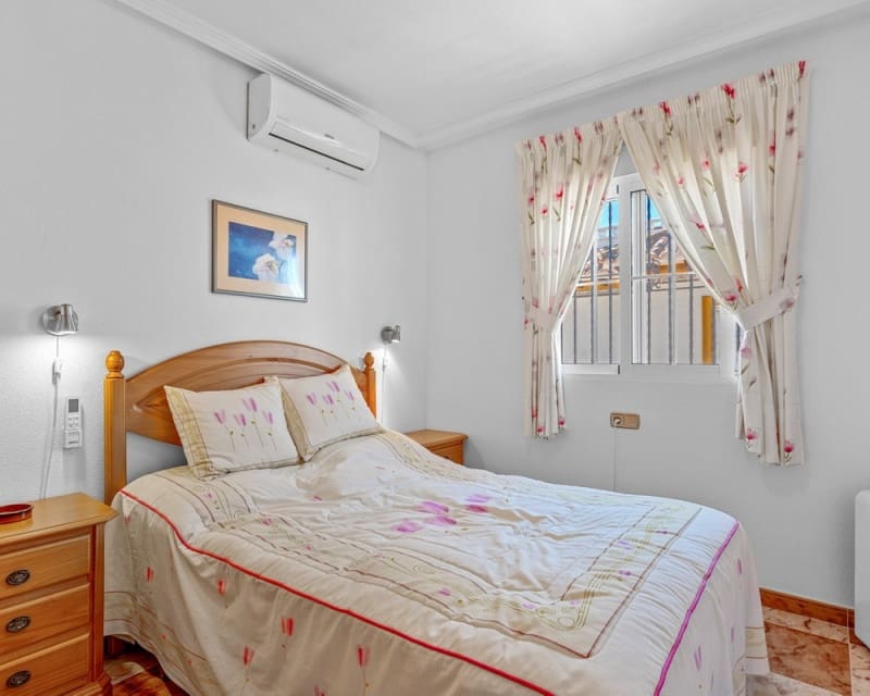 2 bedroom Villa for sale in Cabo Roig with pool - € 219,000 (Ref: 9856252)