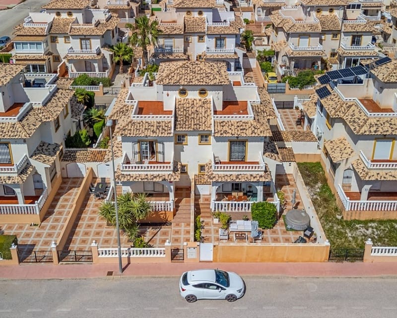 2 bedroom Villa for sale in Cabo Roig with pool - € 219,000 (Ref: 9856252)