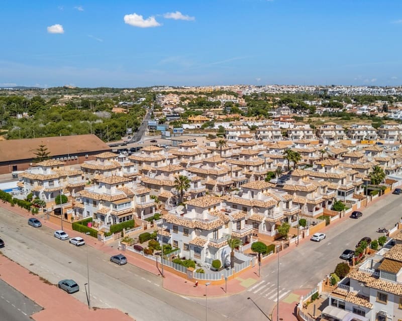 2 bedroom Villa for sale in Cabo Roig with pool - € 219,000 (Ref: 9856252)