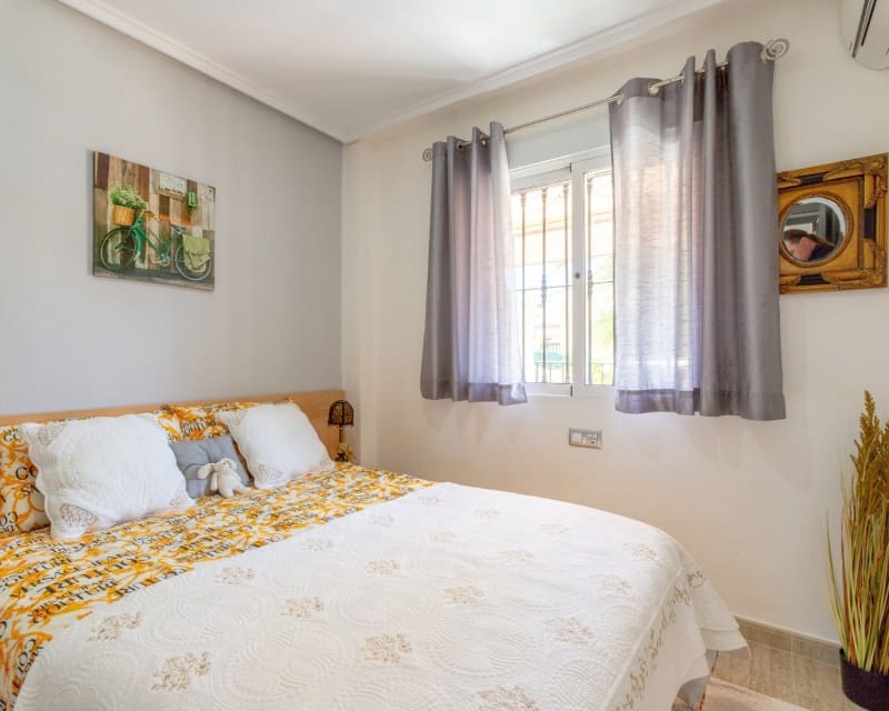 2 soveværelse Lejlighed til salg i Villamartin med swimmingpool - € 215.000 (Ref: 9862434)