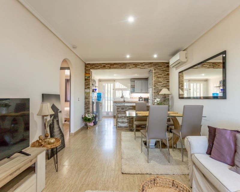 2 soveværelse Lejlighed til salg i Villamartin med swimmingpool - € 215.000 (Ref: 9862434)