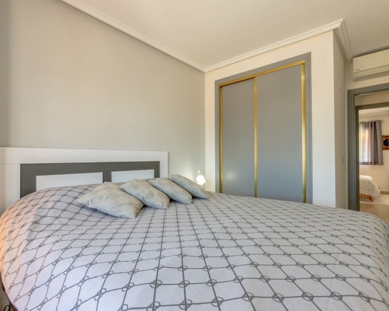 2 soveværelse Lejlighed til salg i Villamartin med swimmingpool - € 215.000 (Ref: 9862434)