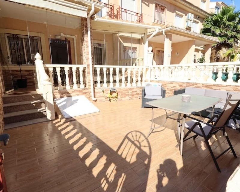 3 soveværelse Byhus til salg i Playa Flamenca med swimmingpool - € 285.000 (Ref: 9874367)