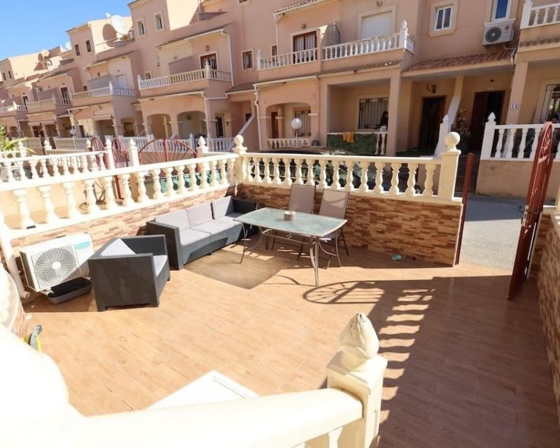 3 soveværelse Byhus til salg i Playa Flamenca med swimmingpool - € 285.000 (Ref: 9874367)