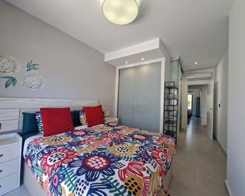2 bedroom Apartment for sale in Guardamar del Segura with pool - € 249,500 (Ref: 9875289)