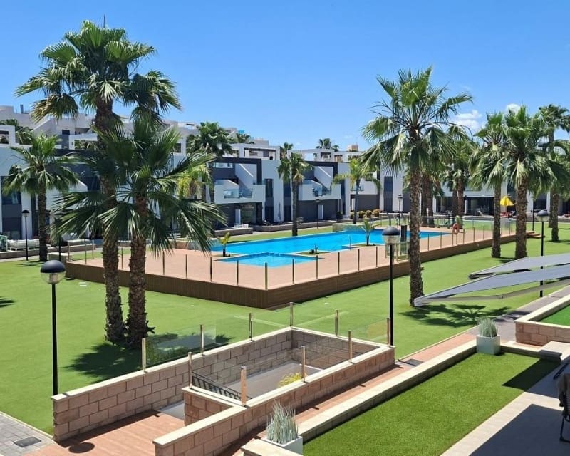 2 bedroom Apartment for sale in Guardamar del Segura with pool - € 249,500 (Ref: 9875289)
