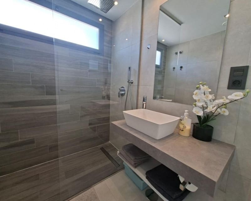 2 bedroom Apartment for sale in Guardamar del Segura with pool - € 249,500 (Ref: 9875289)