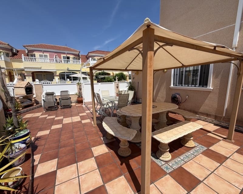 Chalet de 2 habitaciones en La Zenia en venta con piscina - 269.000 € (Ref: 9895476)