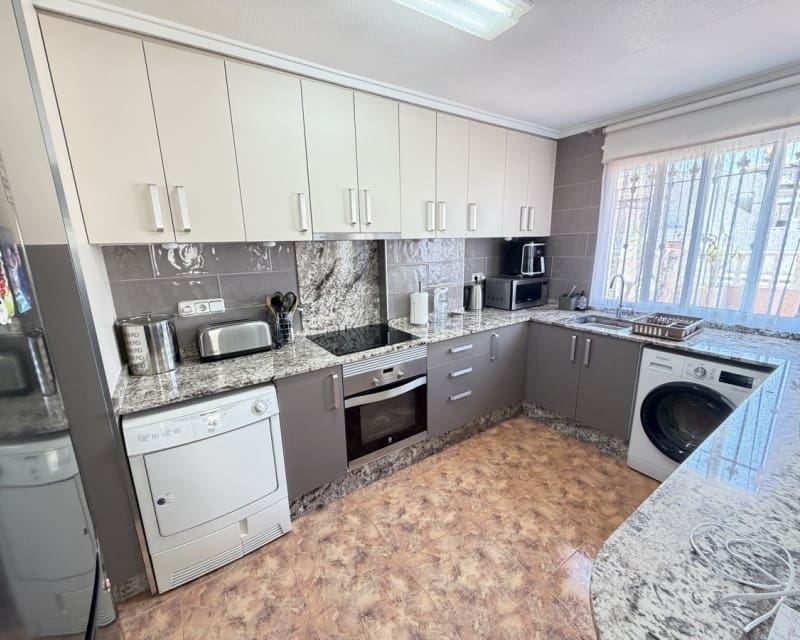 Chalet de 2 habitaciones en La Zenia en venta con piscina - 269.000 € (Ref: 9895476)