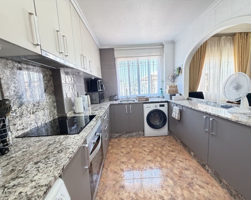 Chalet de 2 habitaciones en La Zenia en venta con piscina - 269.000 € (Ref: 9895476)