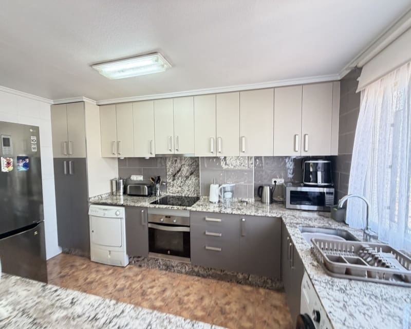 Chalet de 2 habitaciones en La Zenia en venta con piscina - 269.000 € (Ref: 9895476)