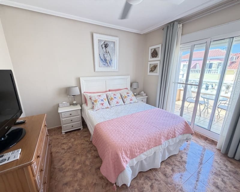 Chalet de 2 habitaciones en La Zenia en venta con piscina - 269.000 € (Ref: 9895476)