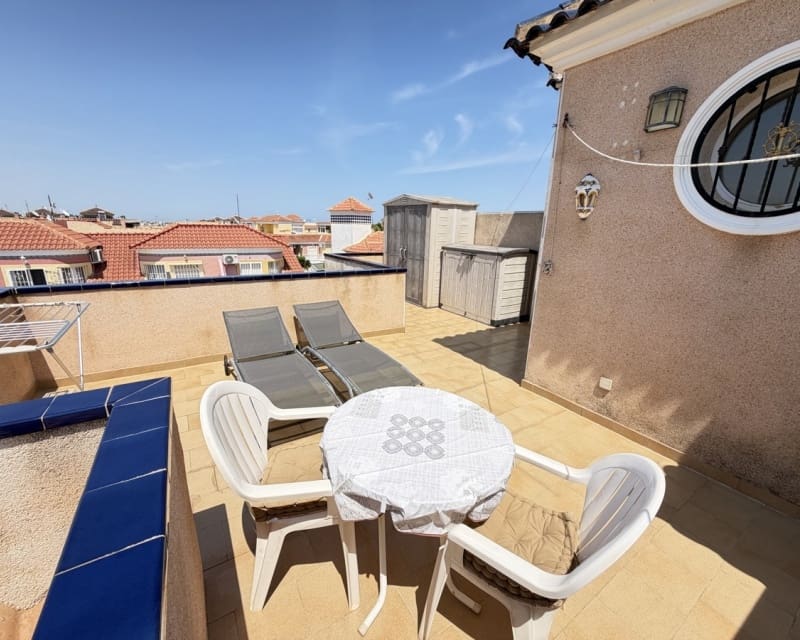 Chalet de 2 habitaciones en La Zenia en venta con piscina - 269.000 € (Ref: 9895476)