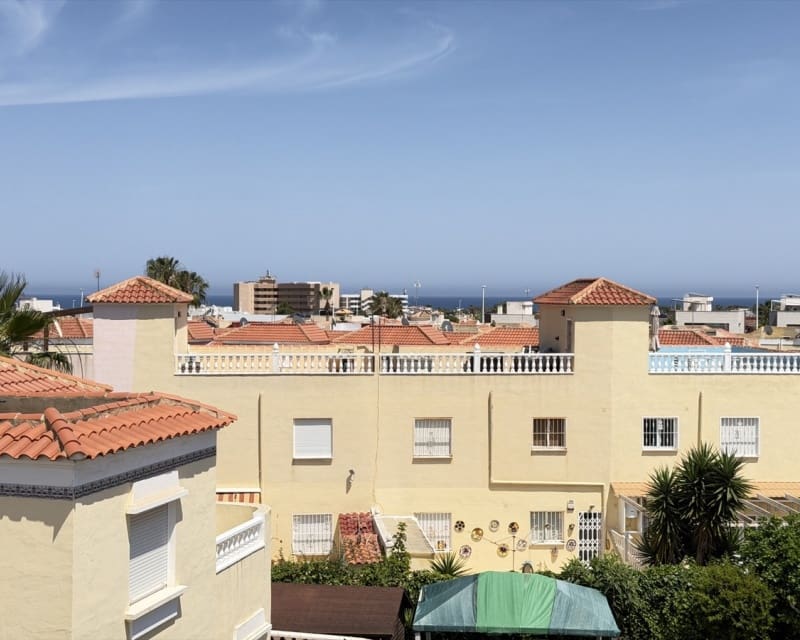 Chalet de 2 habitaciones en La Zenia en venta con piscina - 269.000 € (Ref: 9895476)