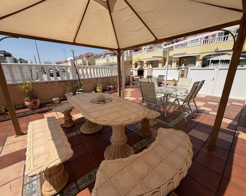 Chalet de 2 habitaciones en La Zenia en venta con piscina - 269.000 € (Ref: 9895476)