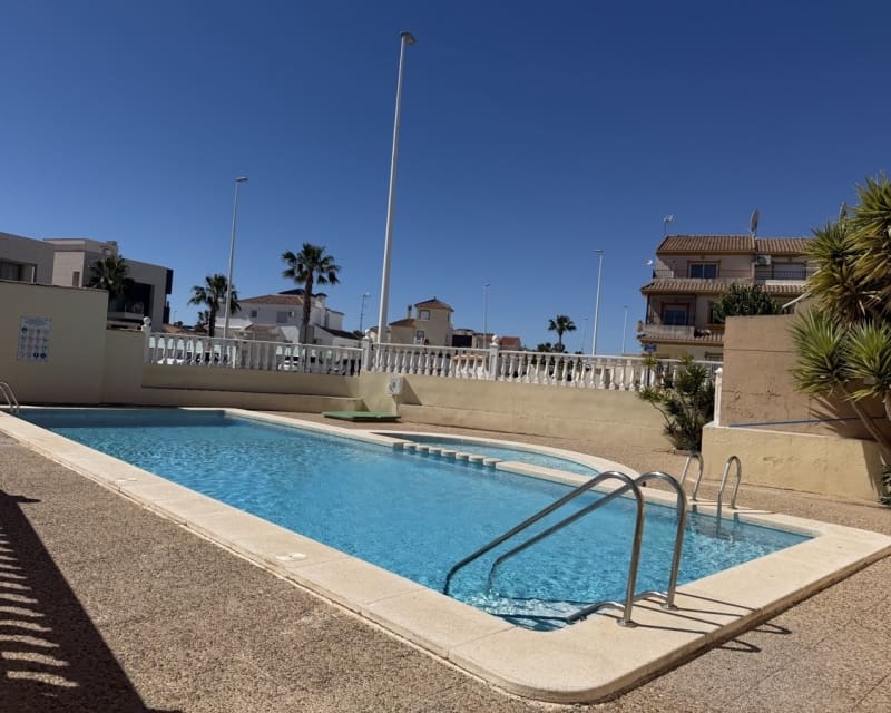 Apartamento de 3 habitaciones en La Zenia en venta con piscina - 188.500 € (Ref: 9895482)