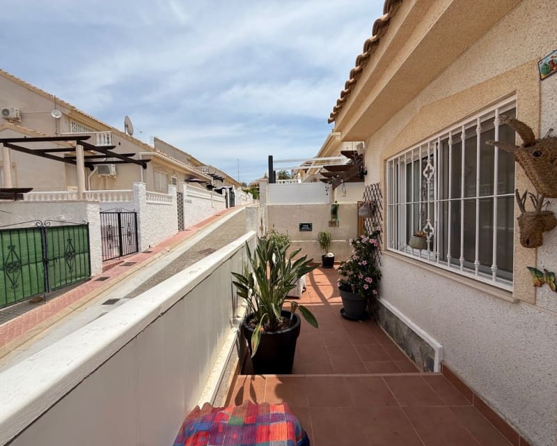 2 bedroom Villa for sale in La Marquesa with pool - € 177,000 (Ref: 9895483)