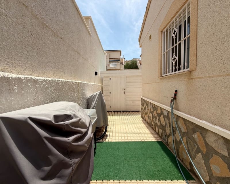 2 bedroom Villa for sale in La Marquesa with pool - € 177,000 (Ref: 9895483)