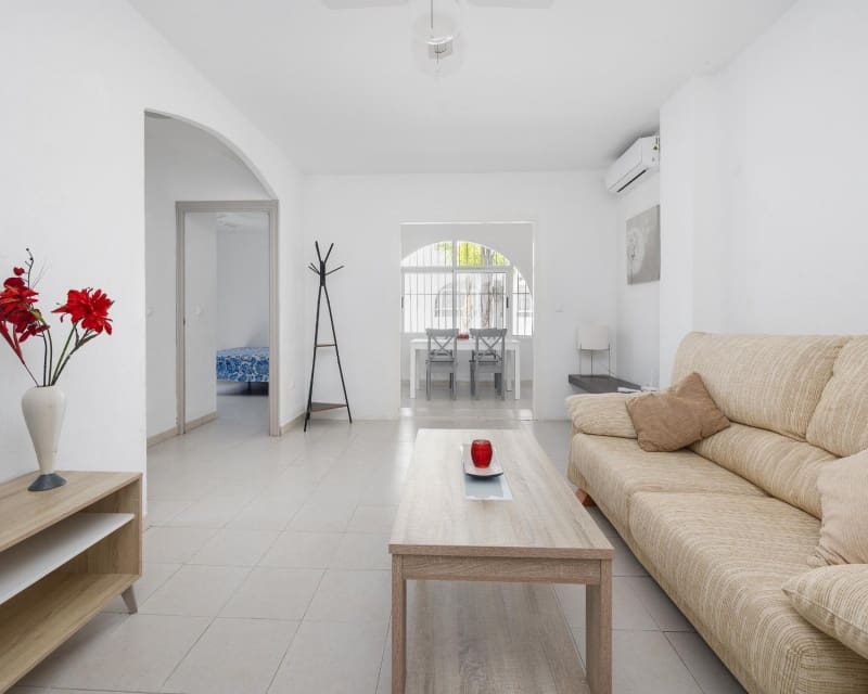Apartamento de 2 habitaciones en Torrevieja en venta con piscina - 139.500 € (Ref: 9895511)