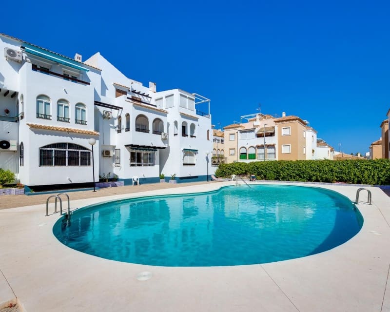 Apartamento de 2 habitaciones en Torrevieja en venta con piscina - 139.500 € (Ref: 9895511)