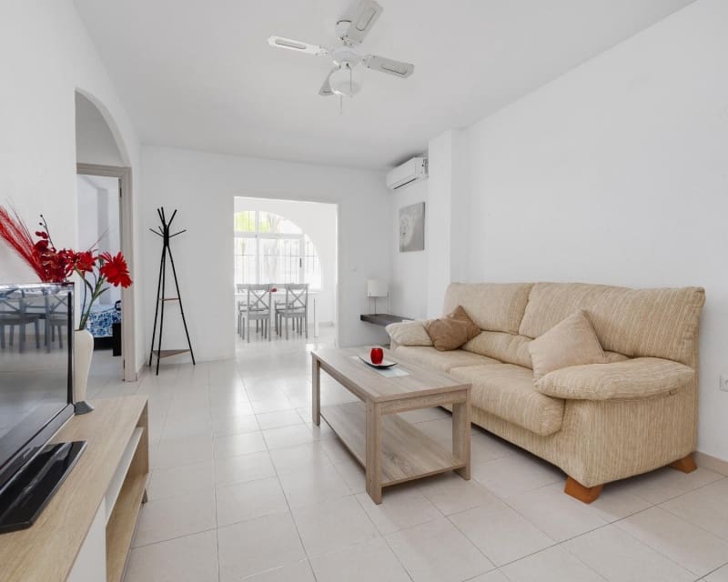 Apartamento de 2 habitaciones en Torrevieja en venta con piscina - 139.500 € (Ref: 9895511)