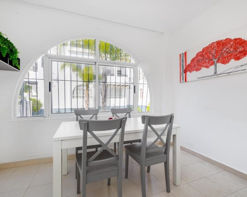 Apartamento de 2 habitaciones en Torrevieja en venta con piscina - 139.500 € (Ref: 9895511)