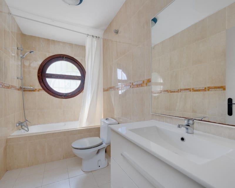 Apartamento de 2 habitaciones en Torrevieja en venta con piscina - 139.500 € (Ref: 9895511)