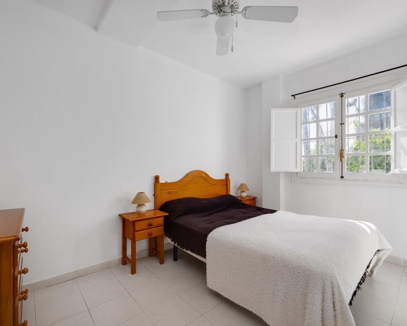 Apartamento de 2 habitaciones en Torrevieja en venta con piscina - 139.500 € (Ref: 9895511)