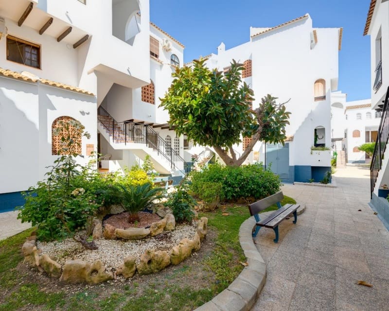 Apartamento de 2 habitaciones en Torrevieja en venta con piscina - 139.500 € (Ref: 9895511)