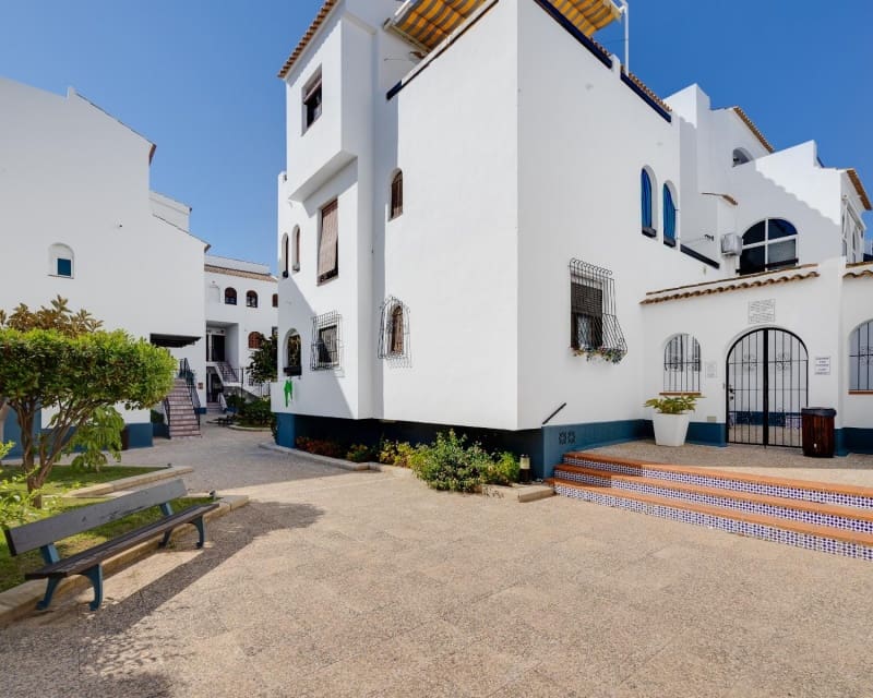 Apartamento de 2 habitaciones en Torrevieja en venta con piscina - 139.500 € (Ref: 9895511)