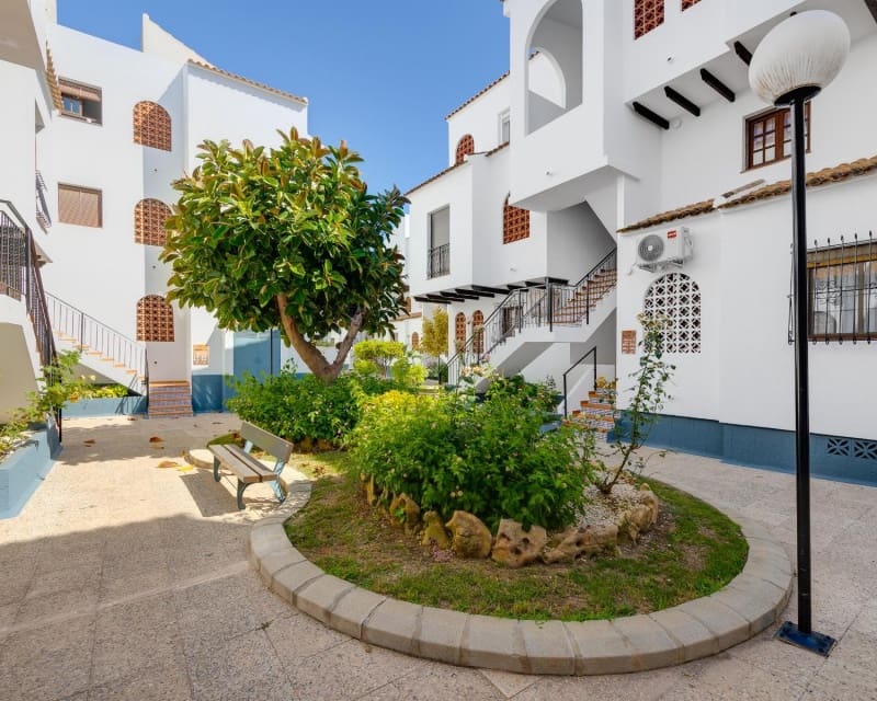 Apartamento de 2 habitaciones en Torrevieja en venta con piscina - 139.500 € (Ref: 9895511)
