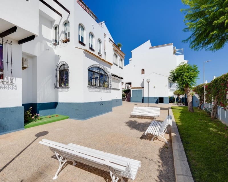Apartamento de 2 habitaciones en Torrevieja en venta con piscina - 139.500 € (Ref: 9895511)