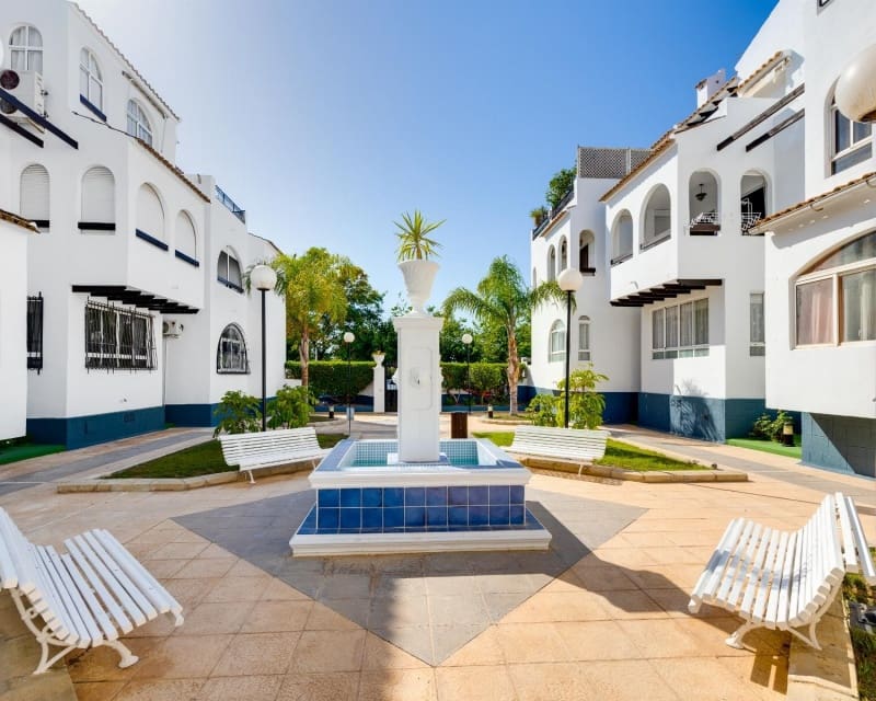 Apartamento de 2 habitaciones en Torrevieja en venta con piscina - 139.500 € (Ref: 9895511)