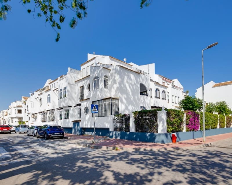Apartamento de 2 habitaciones en Torrevieja en venta con piscina - 139.500 € (Ref: 9895511)