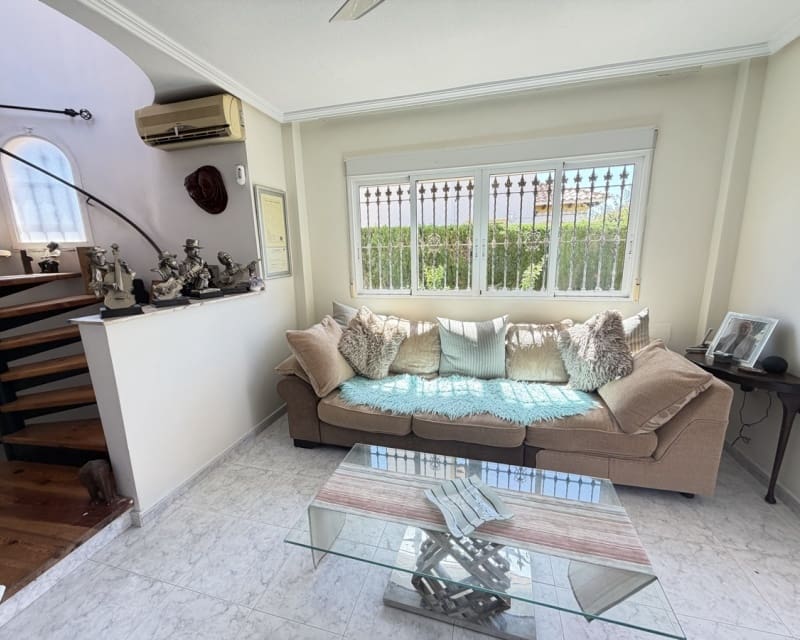 4 soveværelse Villa til salg i Villamartin med swimmingpool - € 399.995 (Ref: 9895517)