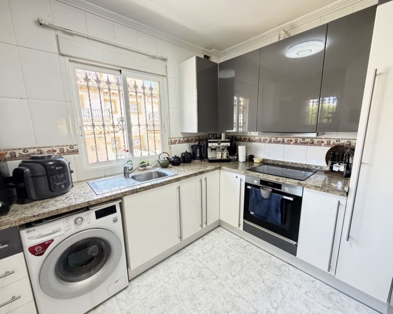 4 soveværelse Villa til salg i Villamartin med swimmingpool - € 399.995 (Ref: 9895517)