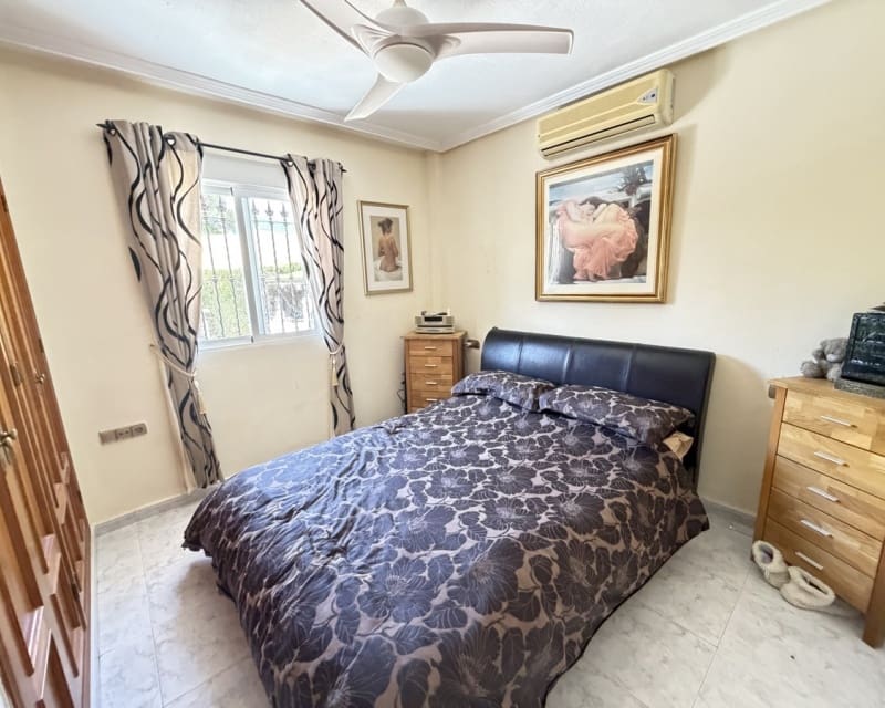4 soveværelse Villa til salg i Villamartin med swimmingpool - € 399.995 (Ref: 9895517)