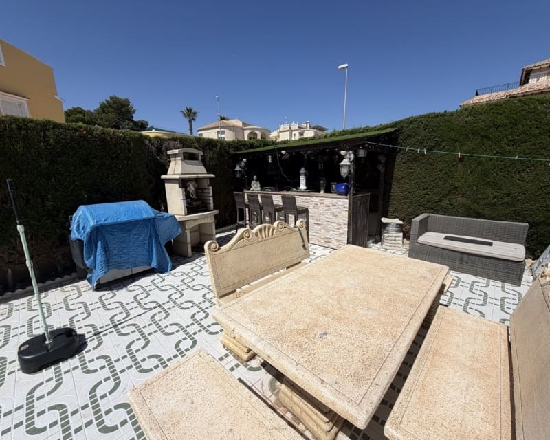 4 soveværelse Villa til salg i Villamartin med swimmingpool - € 399.995 (Ref: 9895517)